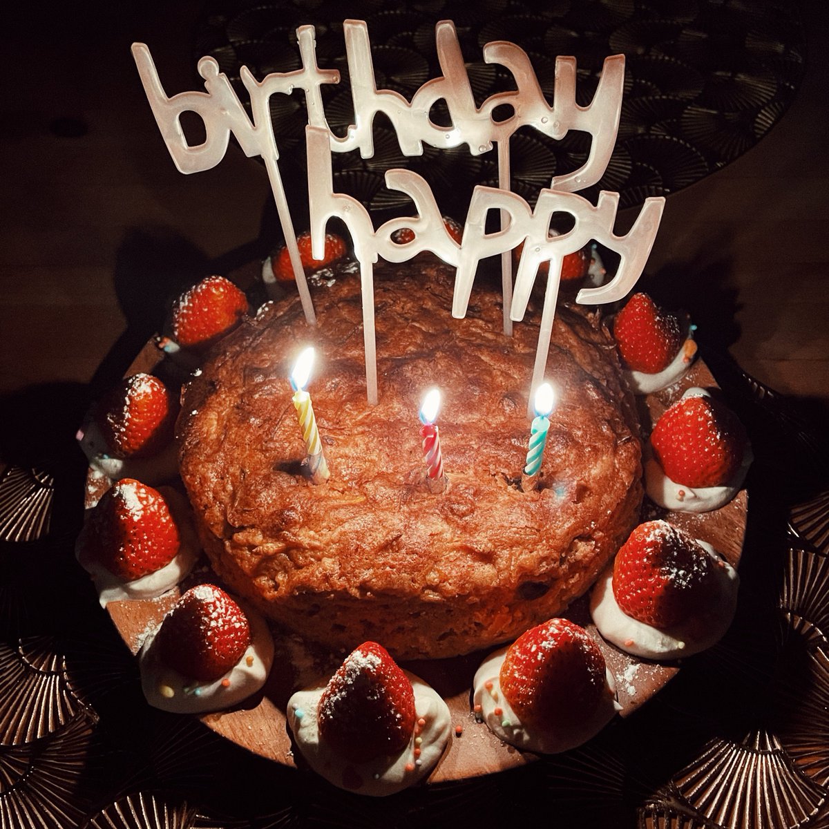 「わーい お誕生日今年は母に手作りにんじんケーキをリクエストした香水もずっと欲しか」|pushのイラスト