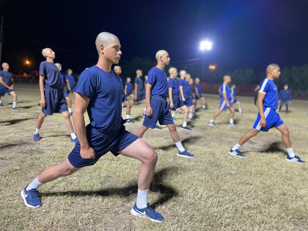 AereaHn's tweet image. En su cuarto día los Aspirantes a Cadetes de Vuelo de la Academia Militar de Aviación &quot;Capitán Roberto Raúl Barahona Lagos&quot; #AMA, realizaron acondicionamiento físico, prácticas de ejercicios de orden cerrado #EDOC, briefing militar inductivo, educación física y deportes ✈️🚁🇭🇳