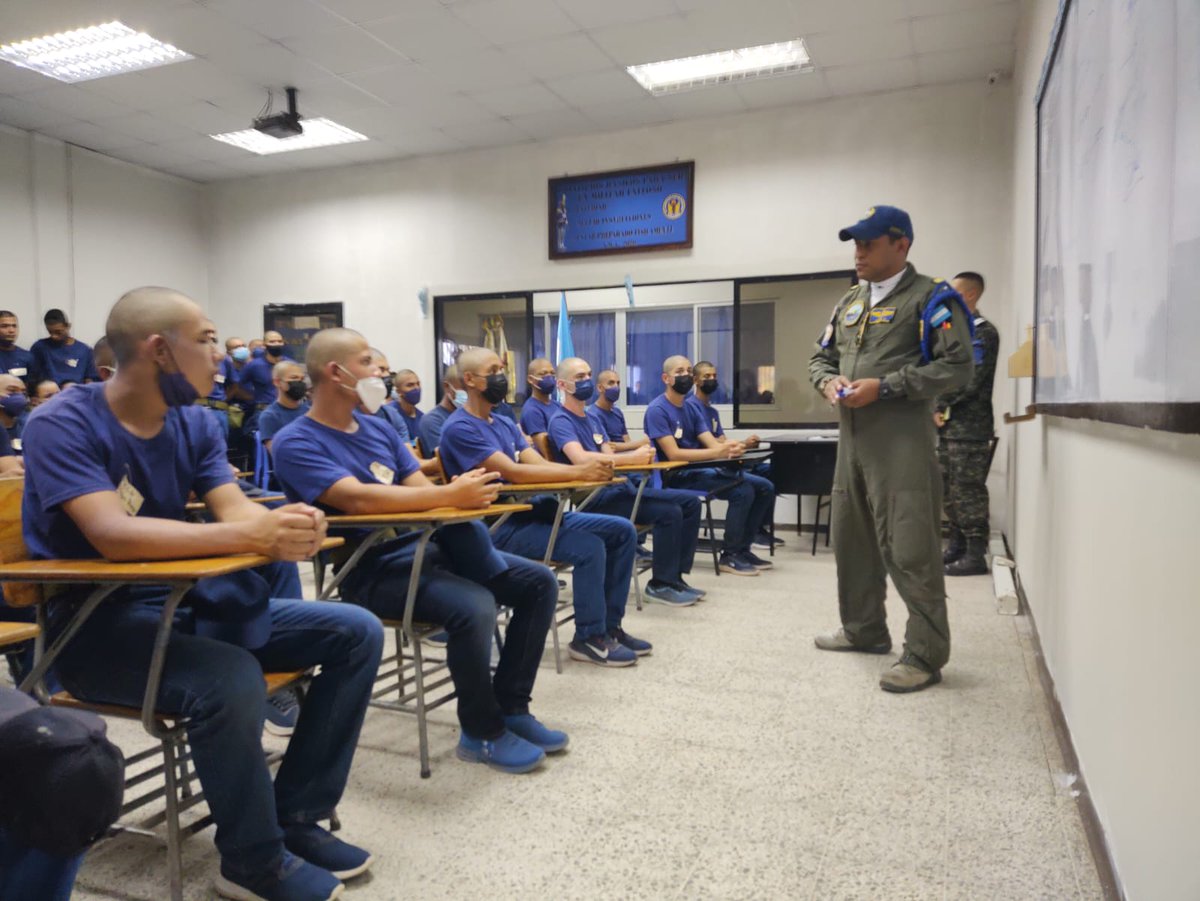 AereaHn's tweet image. En su cuarto día los Aspirantes a Cadetes de Vuelo de la Academia Militar de Aviación &quot;Capitán Roberto Raúl Barahona Lagos&quot; #AMA, realizaron acondicionamiento físico, prácticas de ejercicios de orden cerrado #EDOC, briefing militar inductivo, educación física y deportes ✈️🚁🇭🇳