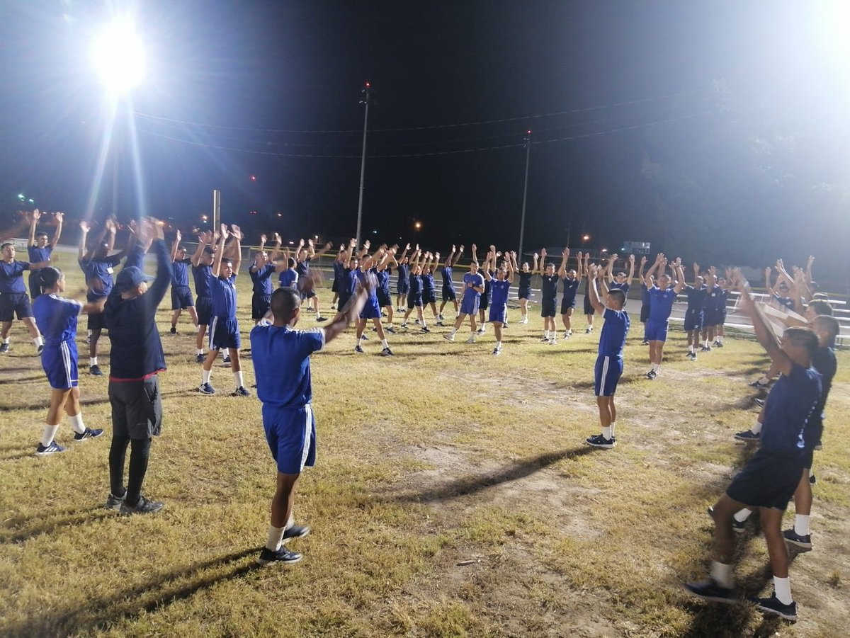 AereaHn's tweet image. En su cuarto día los Aspirantes a Cadetes de Vuelo de la Academia Militar de Aviación &quot;Capitán Roberto Raúl Barahona Lagos&quot; #AMA, realizaron acondicionamiento físico, prácticas de ejercicios de orden cerrado #EDOC, briefing militar inductivo, educación física y deportes ✈️🚁🇭🇳