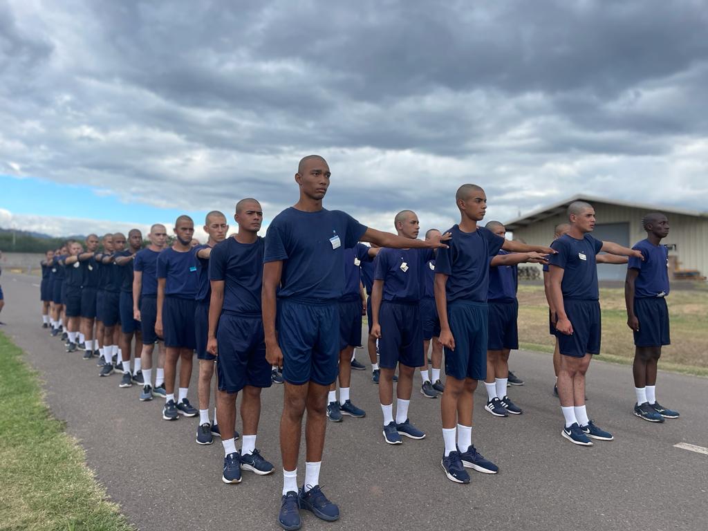 AereaHn's tweet image. En su cuarto día los Aspirantes a Cadetes de Vuelo de la Academia Militar de Aviación &quot;Capitán Roberto Raúl Barahona Lagos&quot; #AMA, realizaron acondicionamiento físico, prácticas de ejercicios de orden cerrado #EDOC, briefing militar inductivo, educación física y deportes ✈️🚁🇭🇳