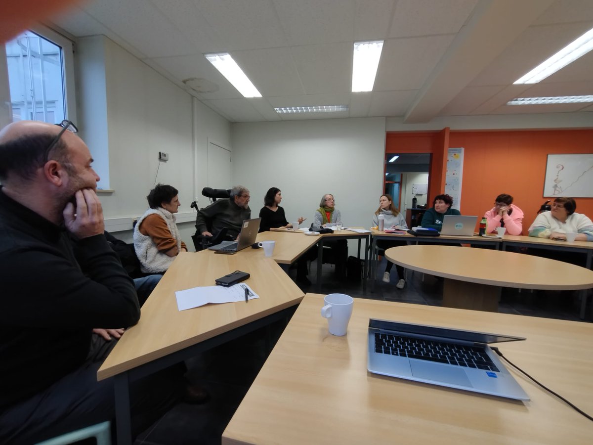 netwerktegenarm's tweet photo. Vandaag vond de overleggroep #Wonen plaats. In zo'n overleggroep komen VWAWN samen om #ervaringen uit te wisselen en #input te geven naar het beleid toe. Emma Cockx van SVK Antwerpen en Cil Cuypers van @huurpunt  kwamen spreken over huurdersbegeleiding. 💪 https://t.co/7gQLdzPJ1m