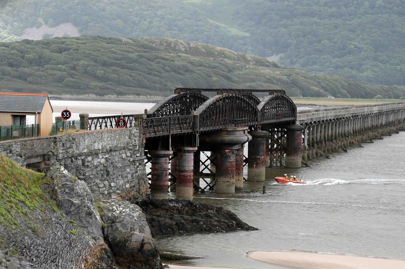 Nine images of the stunning Eryri estuary walk that runs on an old railway dailypost.co.uk/whats-on/whats…