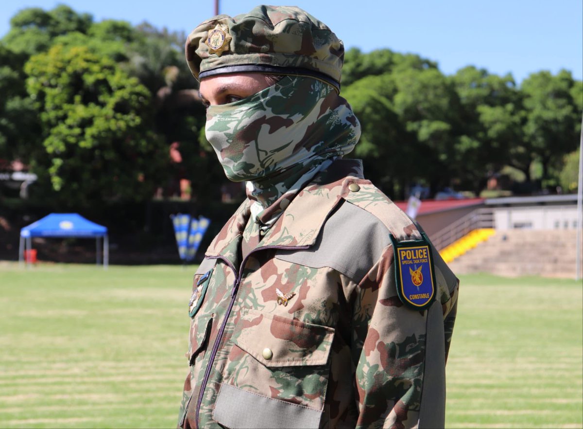 [PAR EXCELLENCE] Meet 🇿🇦 first female Special Task Force member.
The 31 year-old Constable from the Western Cape, who cannot be named, is the first woman to complete the two year long STF Selection Training Programme in the history of the organisation.