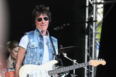 elnuevodiariord's tweet photo. 🎶¡La música llora a Jeff Beck!🎶
El guitarrista Jeff Beck fallecido a los 78 años por una meningitis bacteriana- deja un legado en el blues-rock tanto como miembro del grupo Yardbirds como en solitario.
#ElNuevoDiarioRD #JeffBack #Musica #Artistas https://t.co/DlH5BOgpyp