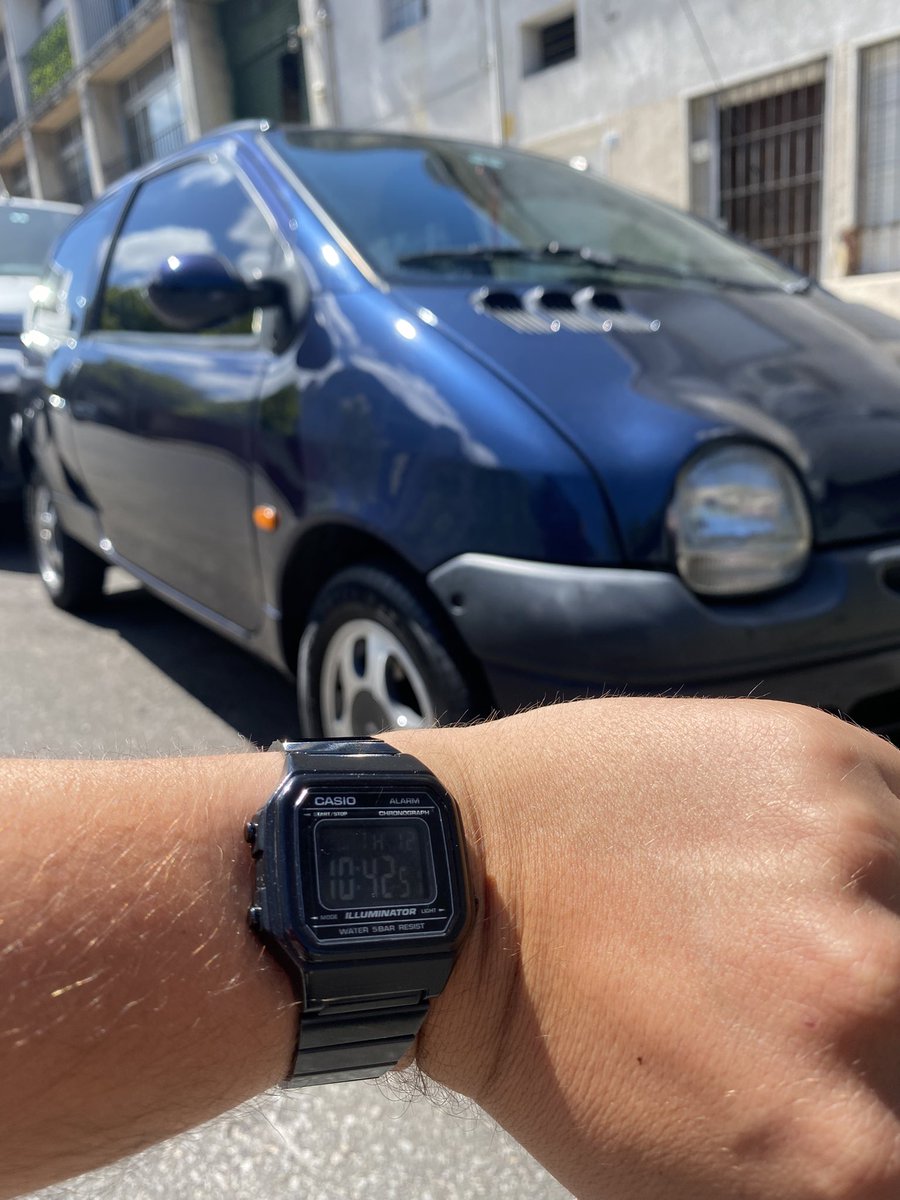 emilioh191's tweet photo. @shakira me arruinaste el autoestima quiero que lo sepas, me creia chill con mi #Relojcasio #Renault #Twingo https://t.co/xIjAP6Jq4M