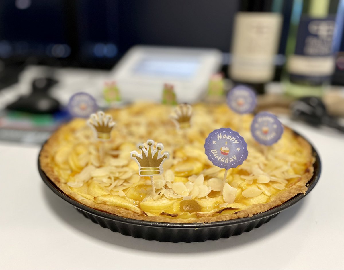 Another advantage of being a 🇳🇱🧀 in 🇩🇪 … Your birthday-cake is freshly baked by your wonderful colleagues 🙏🏼<a href="/Oasisjuenger/">Daniel Schacht</a> @MarienhospitalA