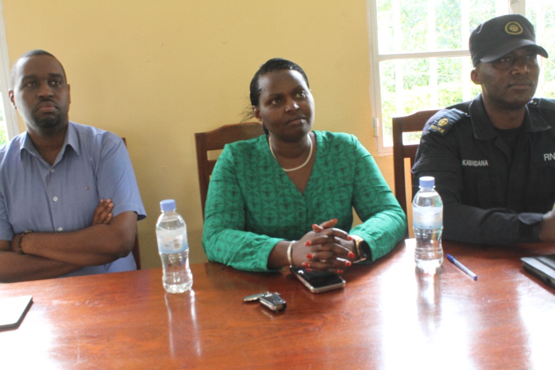 RubavuSector's tweet photo. Uyu munsi:Itsinda riyobowe na #NeemaPhilbert uhagarariye #NCDA nabayobozi munzego zitandukanye zirimo @Rwandapolice bakoze ubugenzuzi ku #Isuku, #Umutekano #kurwanyaigwingira #KurwanyaIbisindisha Mubana.
Bashimye ibyakozwe banatanga inama kubitarakorwa. https://t.co/0j82HeVELR