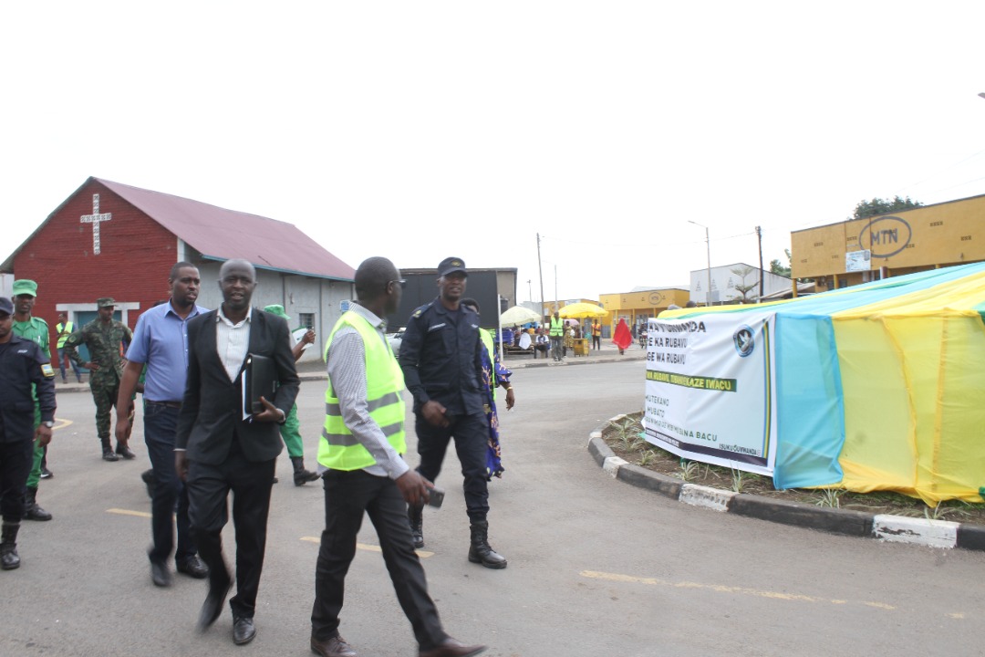 RubavuSector's tweet photo. Uyu munsi:Itsinda riyobowe na #NeemaPhilbert uhagarariye #NCDA nabayobozi munzego zitandukanye zirimo @Rwandapolice bakoze ubugenzuzi ku #Isuku, #Umutekano #kurwanyaigwingira #KurwanyaIbisindisha Mubana.
Bashimye ibyakozwe banatanga inama kubitarakorwa. https://t.co/0j82HeVELR