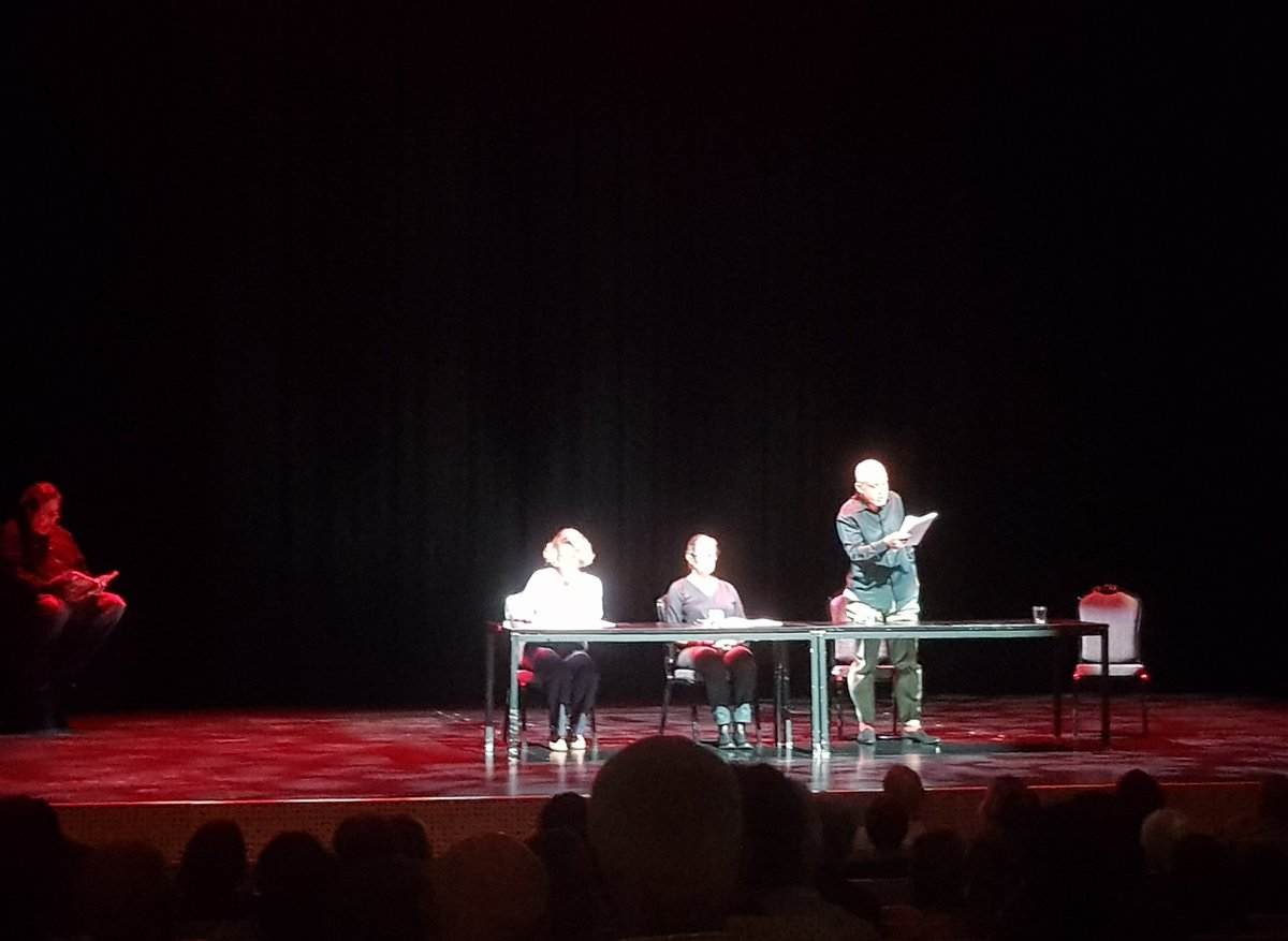 Lucie008's tweet image. #Mauritius: Lecture du Huis clos de Jean-Paul Sartre :-) #Théâtre #Existentialisme