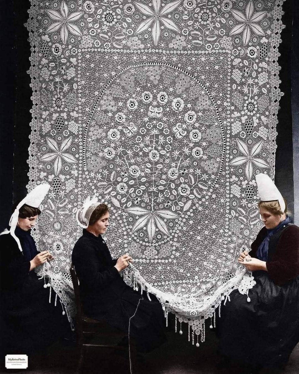 SarroccoSabrina's tweet photo. È un’immagine bellissima.
Donne che tessono.
Ciascuna per conto proprio
ma la stessa opera.
Sapienza massima
quella di chi sa fare così.
Tessere. Simbolicamente.
Non necessariamente un pizzo,
qualunque cosa, magari la vita.
#labodifsegnala #propositi #tessere https://t.co/5QHmWOOafu