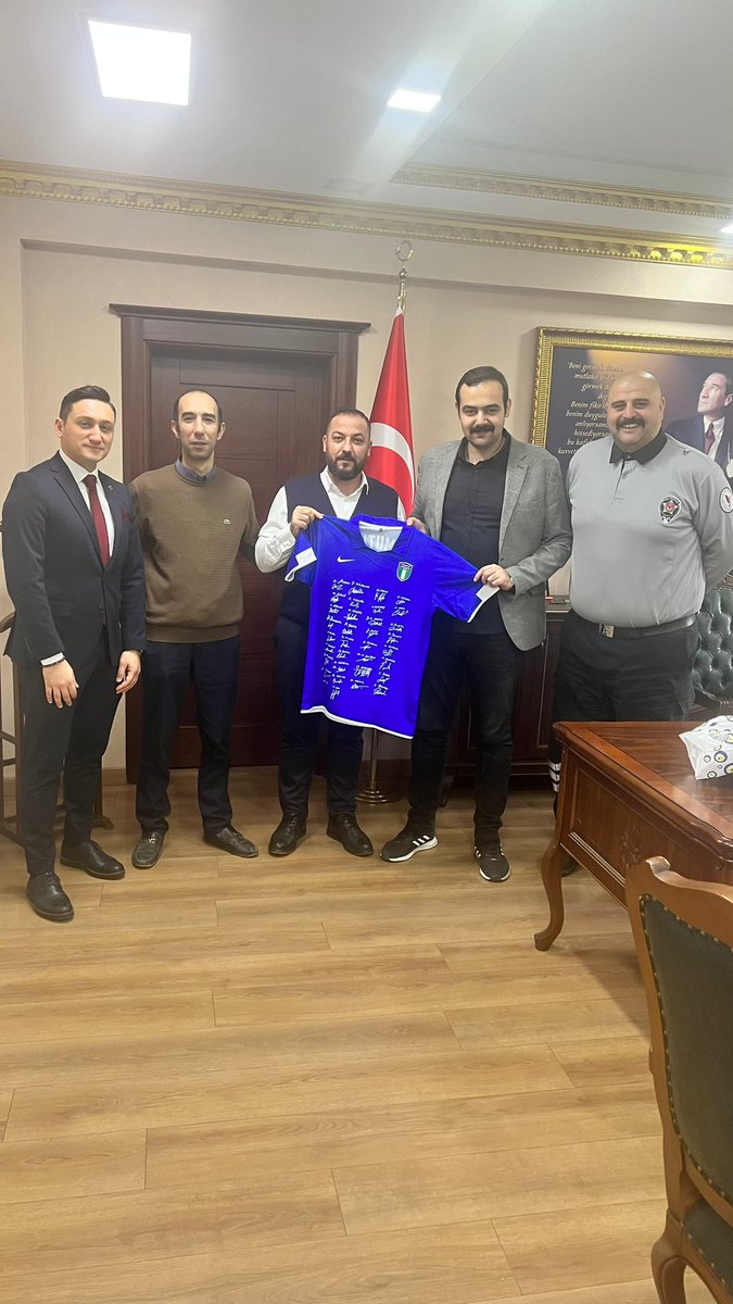 ArmutluFk's tweet photo. İlçemizin Yeni Kaymakamı Sn.Yusuf Melikşah Aydın Bey makamında ziyaret edilmiş olup, kendisine Armutlu FK formamız hediye edilmiştir. Kendisine teşekkürlerimizi sunarız... @yusuf_meliksah https://t.co/ZHZP5sJJ3h