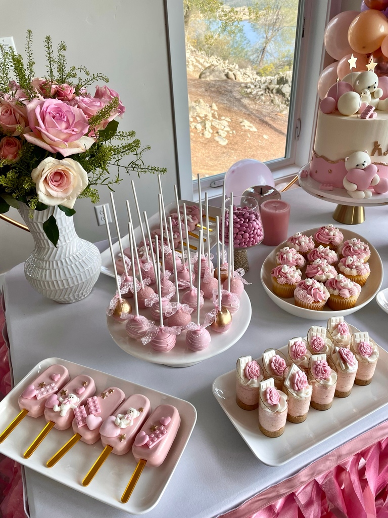 cvapodaca's tweet photo. Close up of Aida's cozy teddy, pink legos, and heart &amp; star themed birthday!🧸💕 Fun fact, the symbols on her cake resemble her name in her Nigerian culture. In love with this party theme by @lizatesfaye #teddycake #firstbirthday #pinkandwhitecake #pinkcake https://t.co/TxcClL3tsx