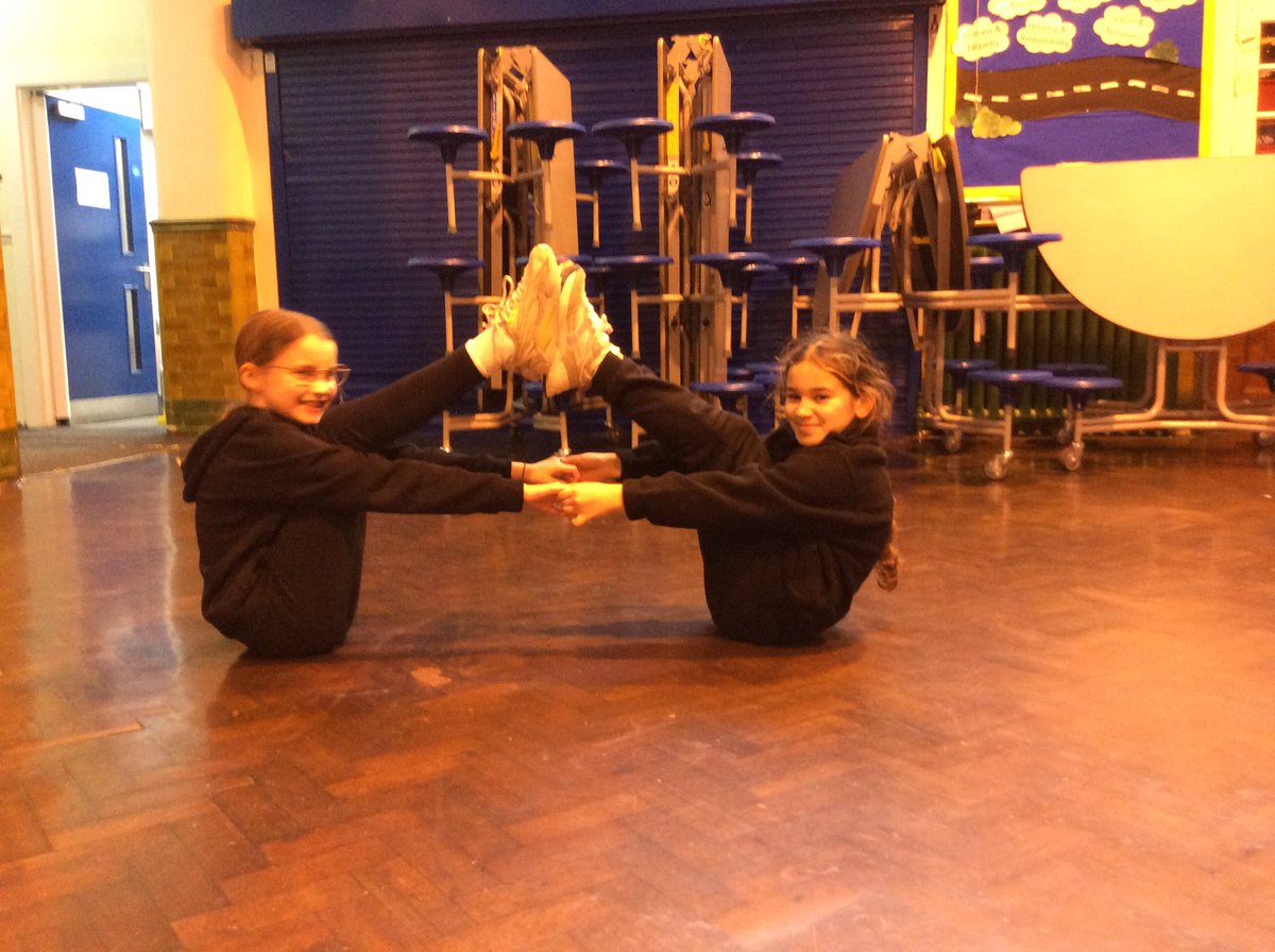 Vernon56KS2's tweet photo. Year 6are practising their balancing and linking movements together to form a sequence in PE this afternoon. #VPPPE https://t.co/uTjEvkRSIT