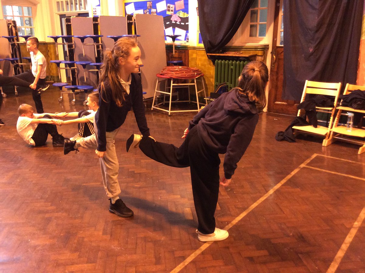 Vernon56KS2's tweet photo. Year 6are practising their balancing and linking movements together to form a sequence in PE this afternoon. #VPPPE https://t.co/uTjEvkRSIT