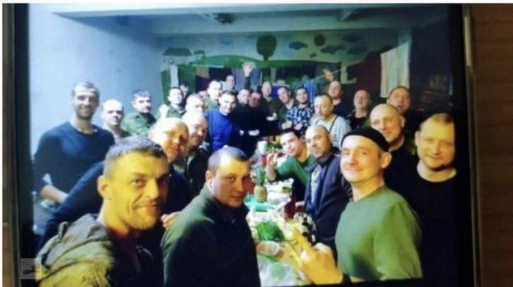 visegrad24's tweet photo. Mobilized Russian soldiers take a picture on New Years Eve in a school building in Makiivka where they were supposed to listen to Putin’s NYE speech.

Minutes later, a Ukrainian HIMARS strike razed the building to the ground, killing hundreds. https://t.co/16FiDNVahe