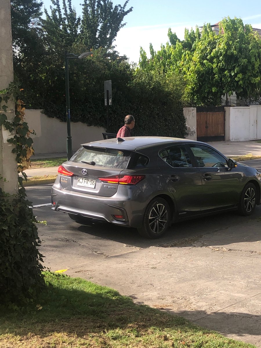 Luriuri's tweet photo. MALTRATADOR de animales! Le sacó la cresta a un perrito de la calle sin NINGUNA provocación del perrito. @MuniNunoa @Lexus_Chile Dueño de buses sanhueza @MTTChile RT PORFA https://t.co/4YaM1WCgav