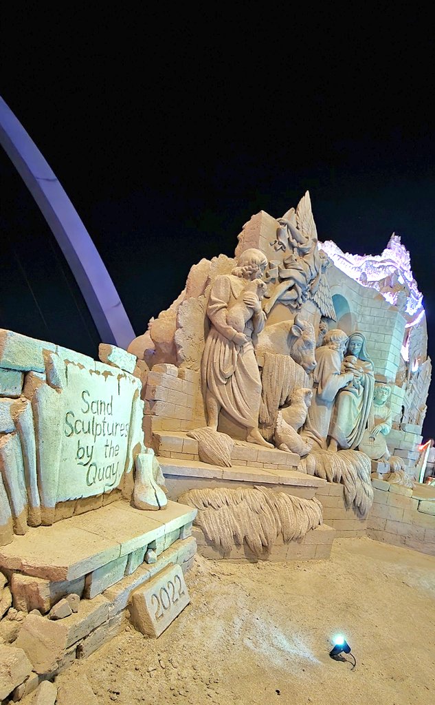Navimumbaikar46's tweet photo. Christmas-themed #sandsculpture made out of 100 tonnes of sand arrives at #ElizabethQuay #Perth Perth https://t.co/y9Bc29HWoW
