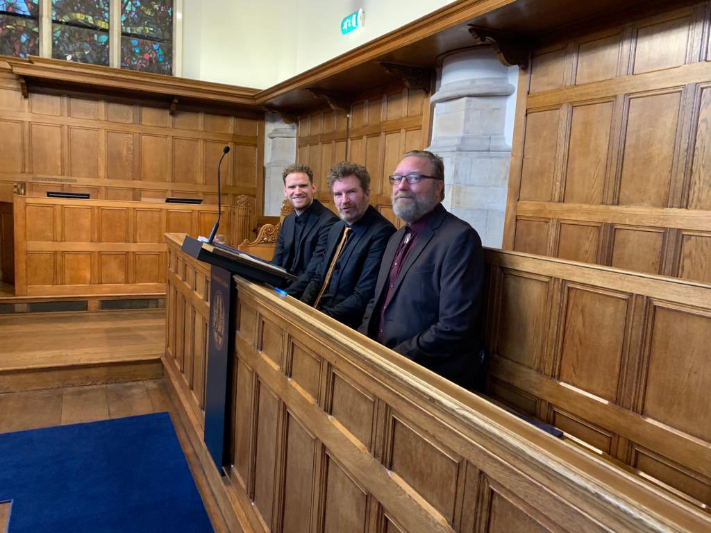 Feestelijke dag: vanochtend promoveerde Johannes Leertouwer als kunstenaar bij @ACPA_leiden op een artistiek onderzoek (met het orkest als laboratorium) naar 19e eeuwse uitvoeringspraktijken van Brahms. Gefeliciteerd dr. Leertouwer!!🎉👨🏻‍🎓