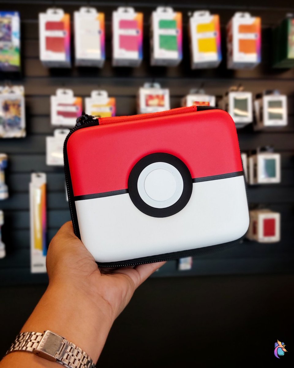 Diga que você AMA Pokémon sem dizer que ama Pokémon! 😍
Tem maneira melhor de demonstrar seu amor do que com essa case incrível!? 🥰
Ela possui divisória para dois decks além de espaços para colocar seus acessórios favoritos! ✨️
Garanta a sua!
bit.ly/31NOGxC
