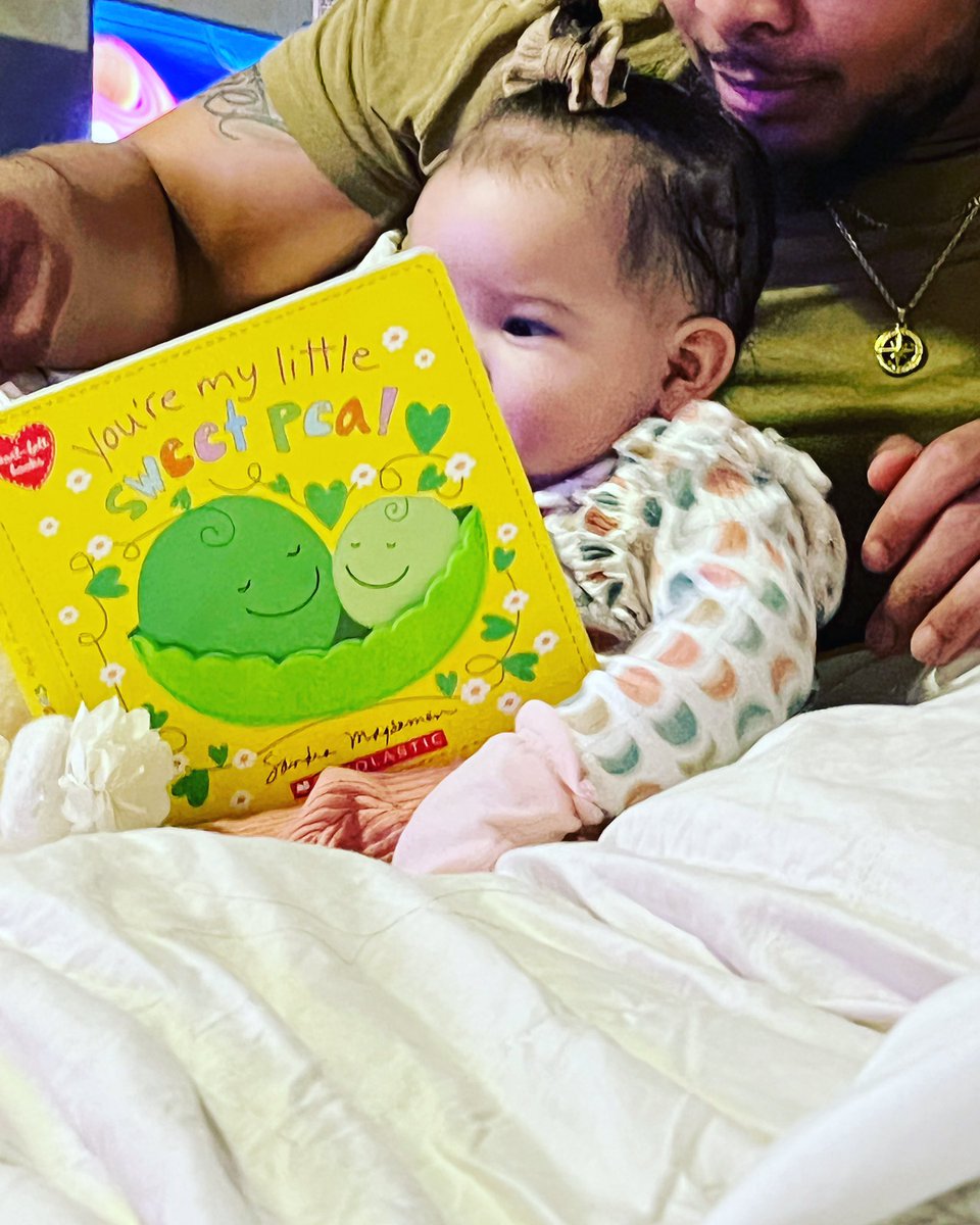 Reading is so important 🥰 got to start young 😍😍 my baby lovesss books 🥰🥰# #daddyreadingtime #babybooks