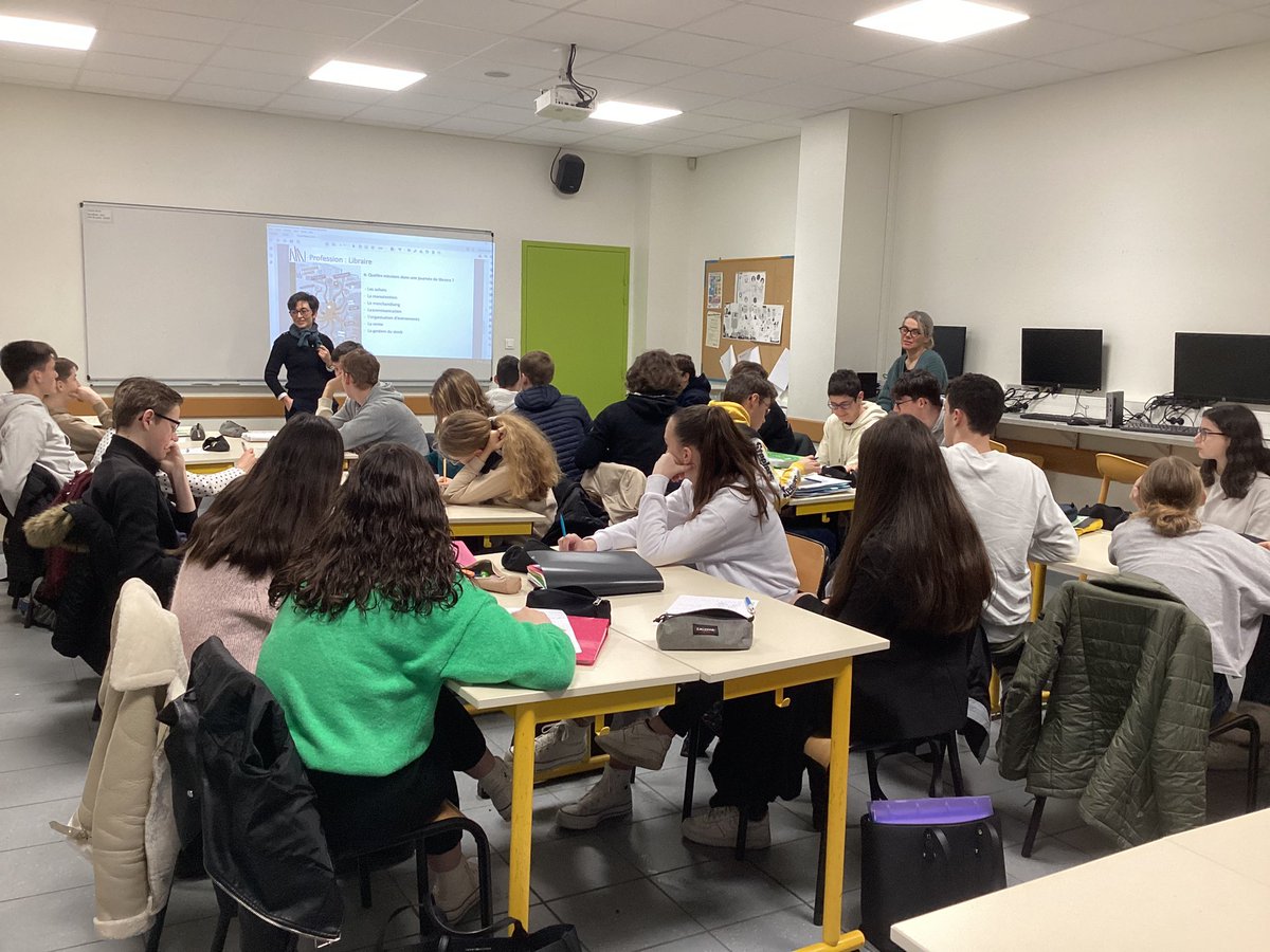 Dans le cadre du projet "Jeunes en librairie", les secondes 5 ont rencontré Claire Hueber de la librairie Saint-Christophe de Lesneven. Il s'agissait pour la libraire de présenter son métier. La tâche finale du projet sera de créer une anthologie de coups de cœur. #SFND #Lesneven