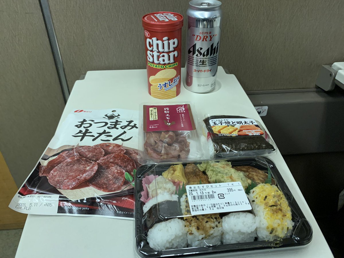 shimatsumail's tweet photo. 最近えぺばっかやり過ぎでまじで他ゲーを一才触れんやった
来スプは手首の手術で痛すぎてゲームできんかもな😇
福岡帰るし楽し��かあ！ https://t.co/4k2fyvzjYh