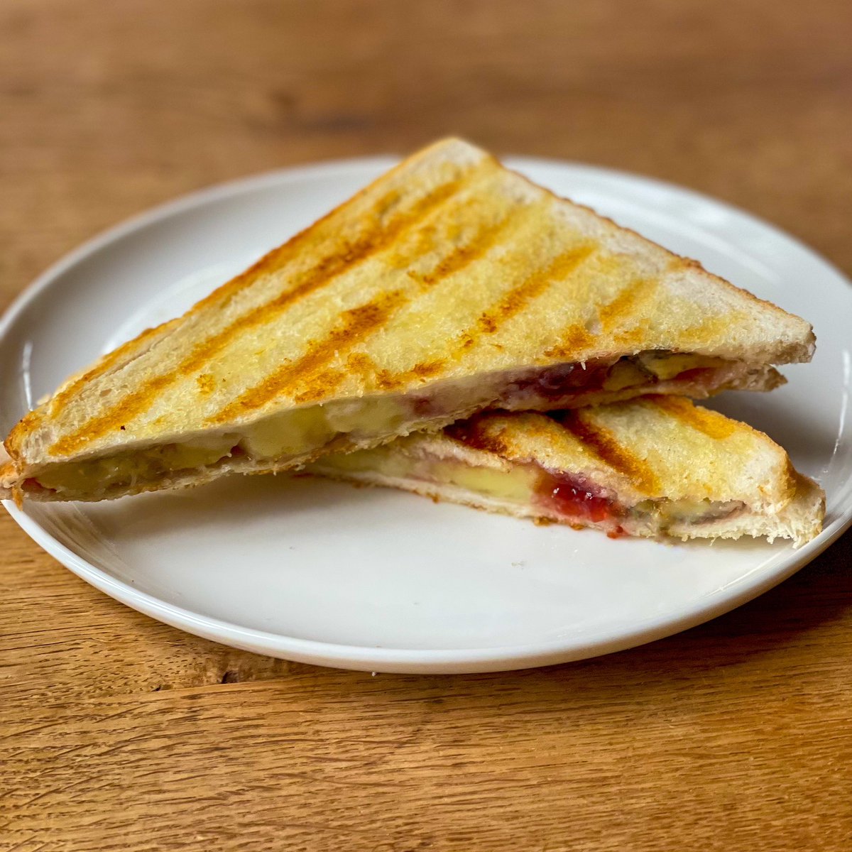 soxandsam's tweet photo. Here’s our family favourite toastie which we have eaten since the 80’s! Banana and strawberry jam toastie is the one we like the most-ie!🍞🍌🍓#SundayBrunch #toastie https://t.co/8Na2M1PO9Q