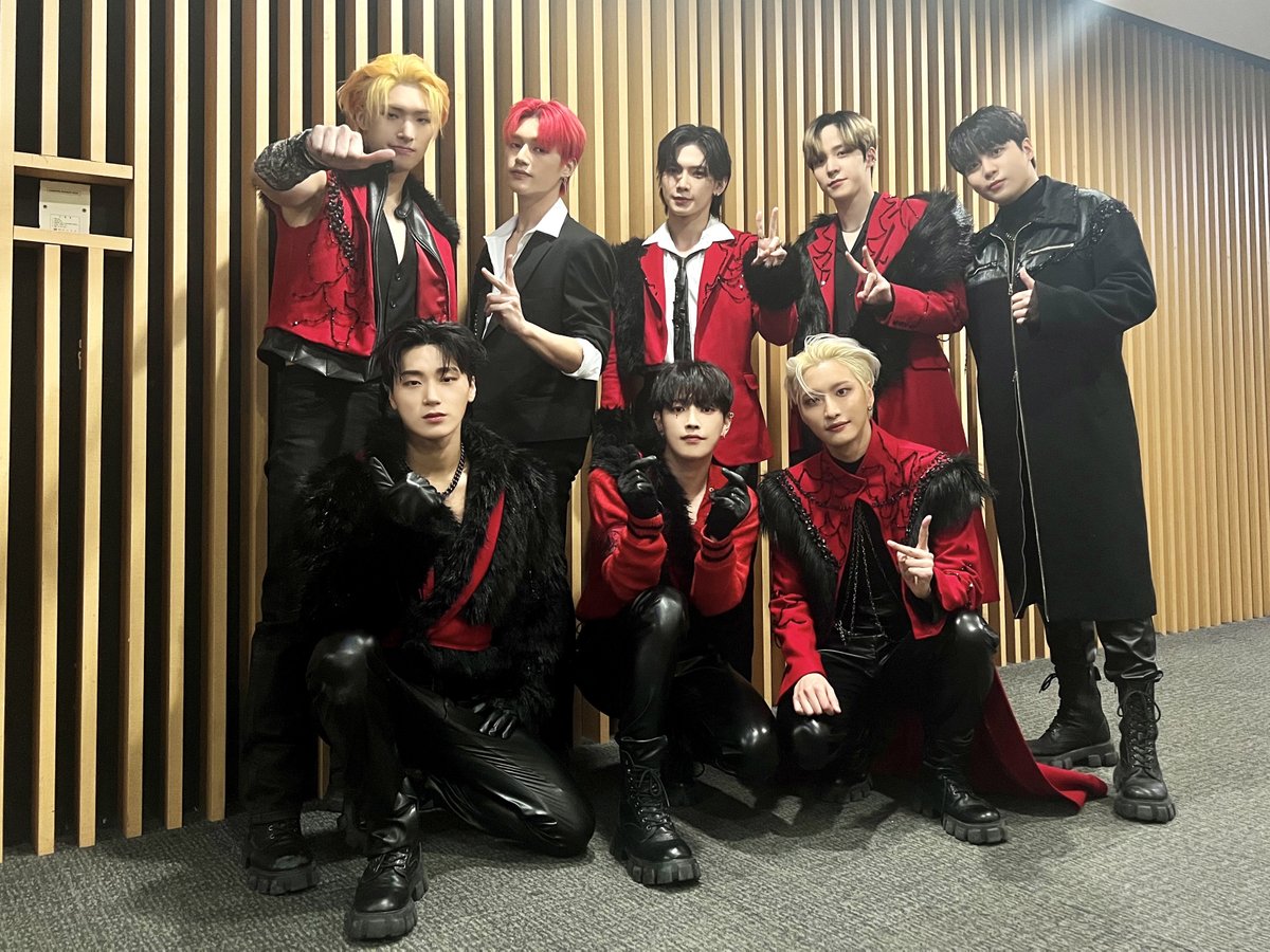 [📷] TODAY ATEEZ ⠀ ❤오늘의 티즈는 레드&블랙🖤 티즈는 오늘도 티니를 봐서 행복하구↗나↘ ⠀ #TODAY_ATEEZ #ATEEZ #에이티즈