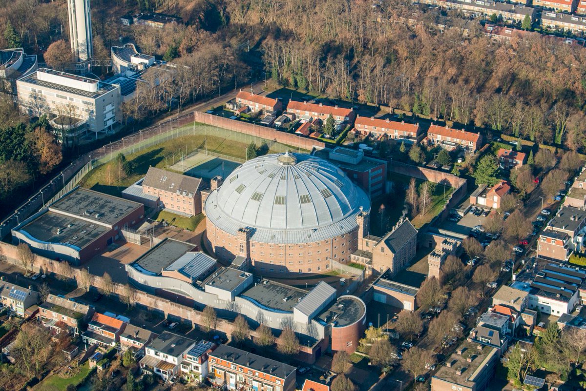 De Koepelgevangenis in Arnhem wordt getransformeerd tot een hotel met restaurant en ruimten voor bijeenkomsten. Rondom de koepel worden 32 grondgebonden stadswoningen en 16 appartementen voor de sociale huur gerealiseerd. 
#transformatie #NijhuisRijssen #woningbouw #Arnhem