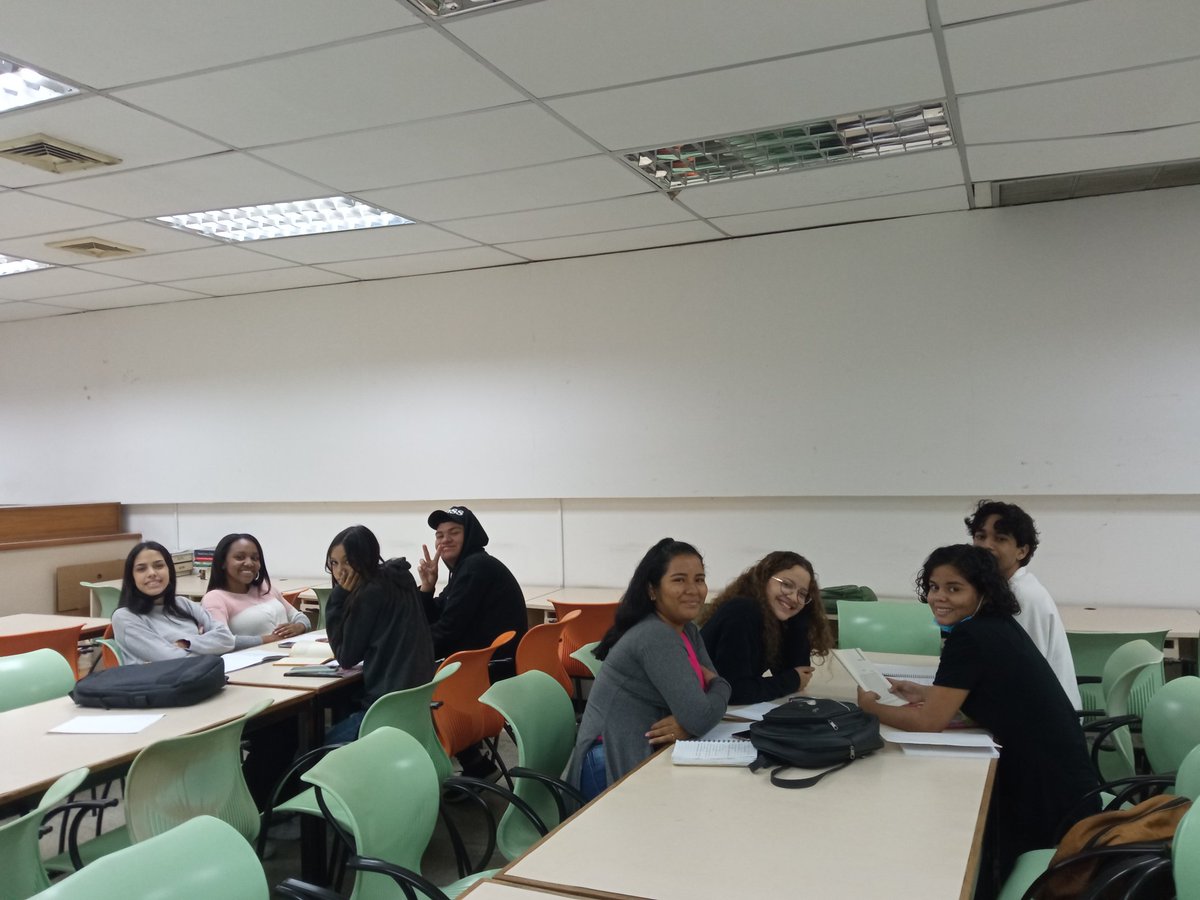 YoyianaAhumada's tweet photo. Me conmuevo cada vez que dicto una clase presencial en Escuela de Idiomas Modernos #UCV 
Es un rol muy complejo el del docente universitario hoy en este país. Abandonar no es la solución pero no podemos continuar aceptando este trato denigrante 
#Sueldosdehambre #Sinsede https://t.co/wLckzHeb1M