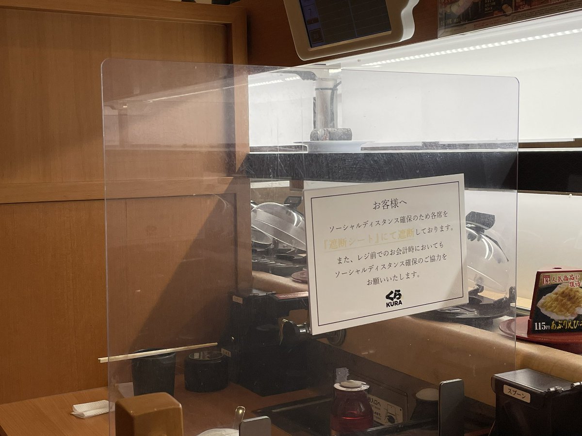 Hommane1978's tweet photo. 全く注文した寿司が出てこないから（かれこれ10分近く）隣の客怒って帰った後、虚しく流れて来て取り残されてい��細巻き。気長に待とうぜ。 https://t.co/Tx87zzGm9P