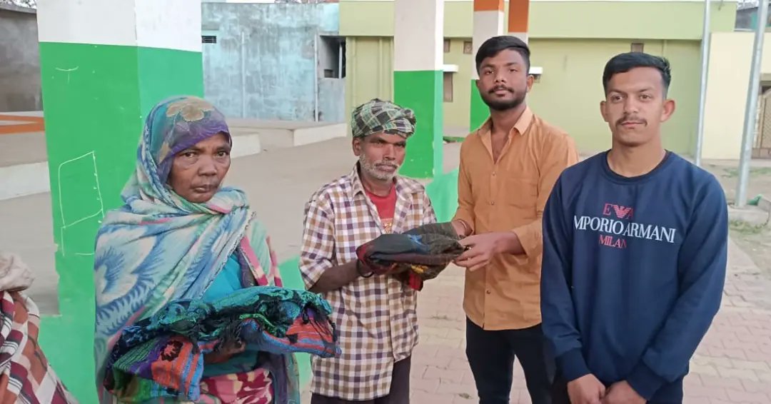 abvpcg's tweet photo. अभाविप पत्थलगांव इकाई जिला जशपुर द्वारा स्वामी विवेकानन्द जी की 160वीं ज���ंती पर जरुरतमंद लोगों को गर्म कपड़े व सॉल वितरण किया गया।
#NationalYouthDay 
#SwamiVivekanandaJayanti https://t.co/flwLxWPXy6