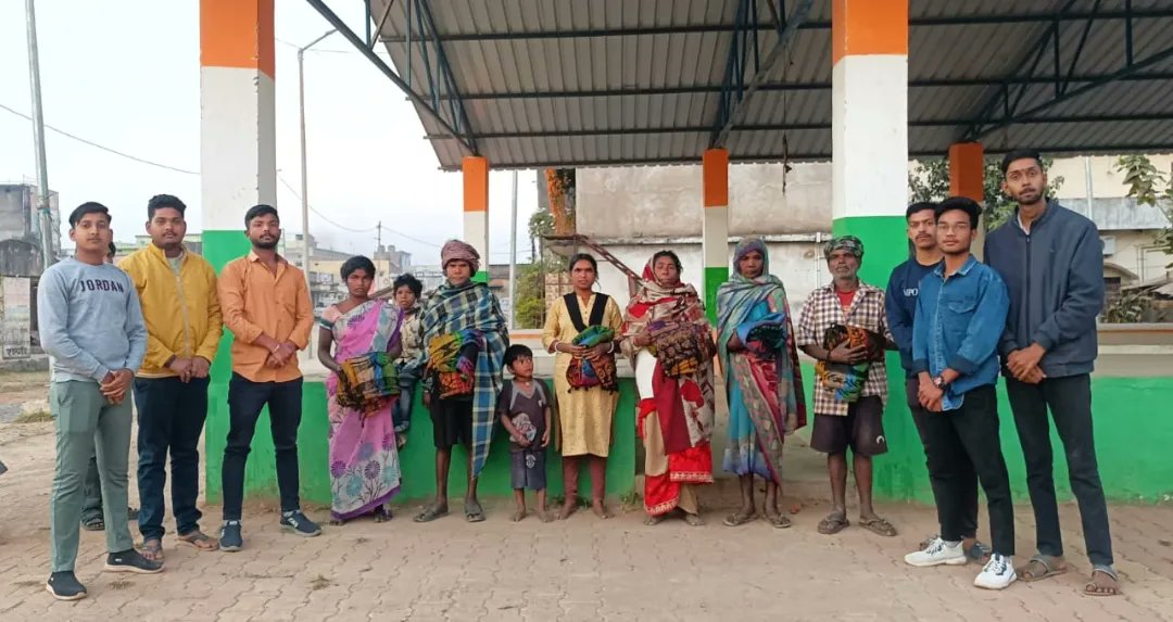 abvpcg's tweet photo. अभाविप पत्थलगांव इकाई जिला जशपुर द्वारा स्वामी विवेकानन्द जी की 160वीं ज���ंती पर जरुरतमंद लोगों को गर्म कपड़े व सॉल वितरण किया गया।
#NationalYouthDay 
#SwamiVivekanandaJayanti https://t.co/flwLxWPXy6