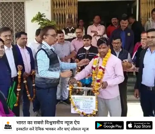 Rajsanvidha's tweet photo. संविदा कर्मियों की सुनो पुकार @ashokgehlot51 @RahulGandhi
*500 KM की साइकिल यात्रा पर निकला संविदाकर्मी:* डूंगरपुर से 13 दिन में पहुंचेंगे जयपुर, सीएम से करेंगे स्थायीकरण की मांग 
https://t.co/TboBTug2kl https://t.co/BooPBX7VaB