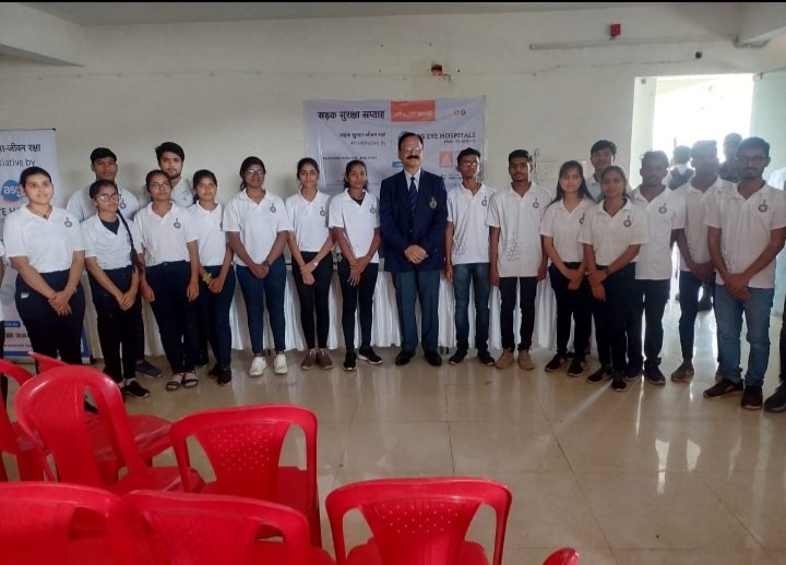 GECR_NSS's tweet photo. NSS, GECR participated in #NationalRoadSafetyWeek organised by ASG EYE HOSPITALS on 11 January 2023. NSS Volunteers awared people about Road Safety through Awareness Rallys and Nukkad Natak. Respected Mr. Sanjay Sharma, AIG, Traffic Police, Raipur was Chief Guest. https://t.co/Jn9DbjW9uu