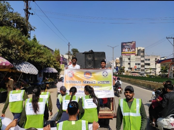 GECR_NSS's tweet photo. NSS, GECR participated in #NationalRoadSafetyWeek organised by ASG EYE HOSPITALS on 11 January 2023. NSS Volunteers awared people about Road Safety through Awareness Rallys and Nukkad Natak. Respected Mr. Sanjay Sharma, AIG, Traffic Police, Raipur was Chief Guest. https://t.co/Jn9DbjW9uu