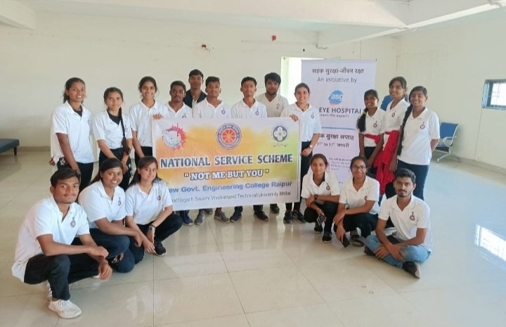 GECR_NSS's tweet photo. NSS, GECR participated in #NationalRoadSafetyWeek organised by ASG EYE HOSPITALS on 11 January 2023. NSS Volunteers awared people about Road Safety through Awareness Rallys and Nukkad Natak. Respected Mr. Sanjay Sharma, AIG, Traffic Police, Raipur was Chief Guest. https://t.co/Jn9DbjW9uu