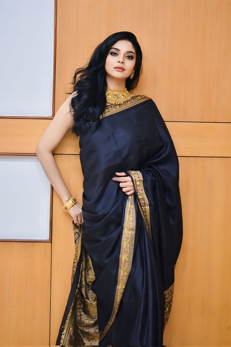 ungalsanam's tweet photo. Black gold 🖤
#traditionalthursday #arvinthiyer #charumarlecha @Ganesh_Krishna_ #aaranyajewellery #sanam #sanamshetty https://t.co/yXZQ1lMx36
