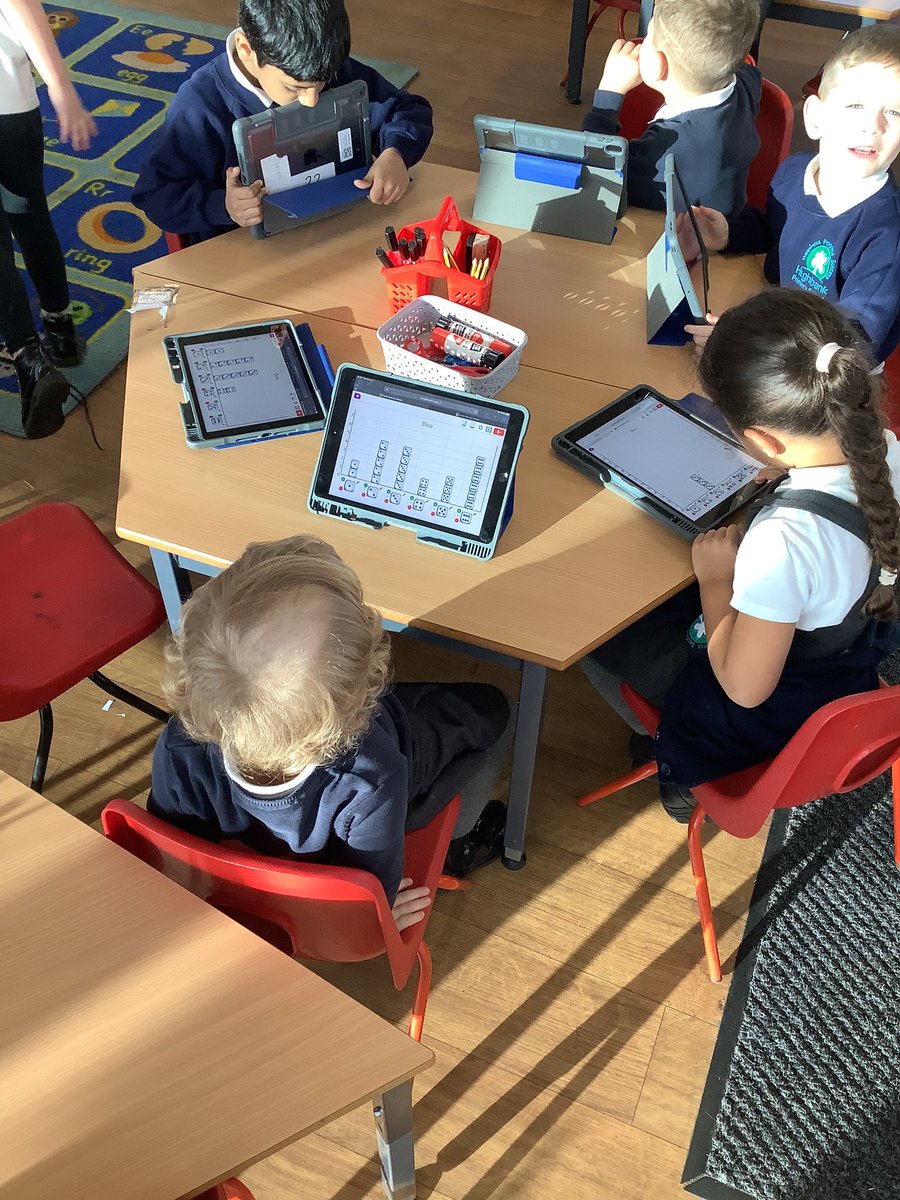 MissOBrien4's tweet image. Today we rolled a die 20 times and made a note of the numbers thrown. Then we used this data to create our very own pictogram! #digitalweek #Highbank @miss_edmonds7