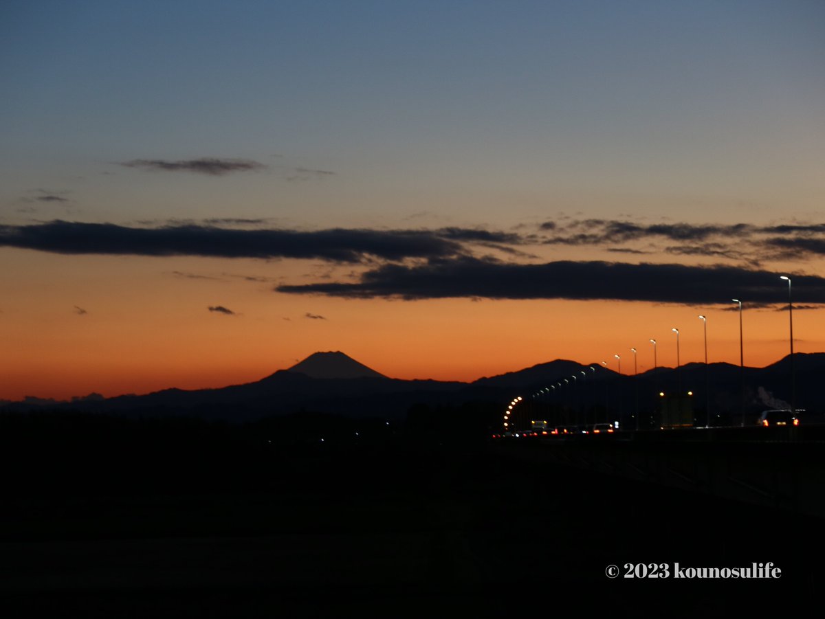 【2022.12.30撮影】 おはようございます、今日も快晴です。写真は富士山と大芦橋の夕暮れです。 冬の大芦橋あたりから見る富士山のシルエットは絶景です。