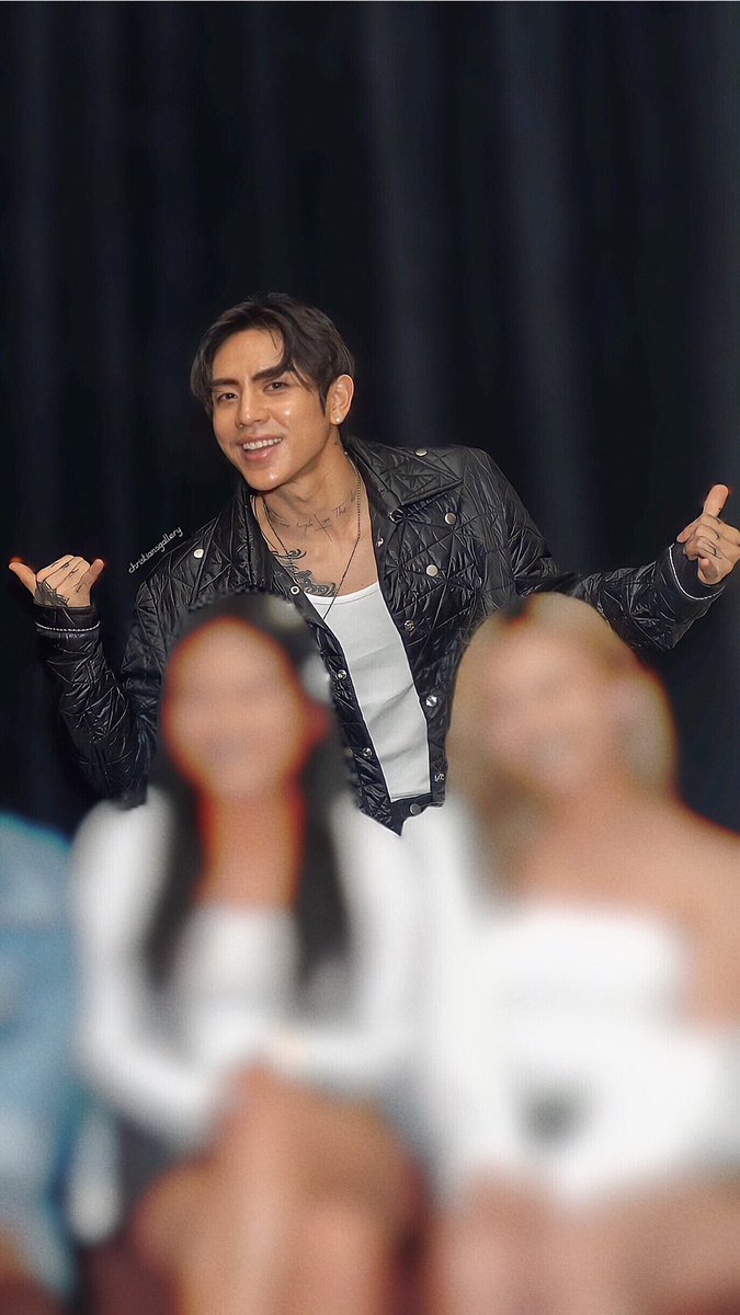 christiansgallery tweet media