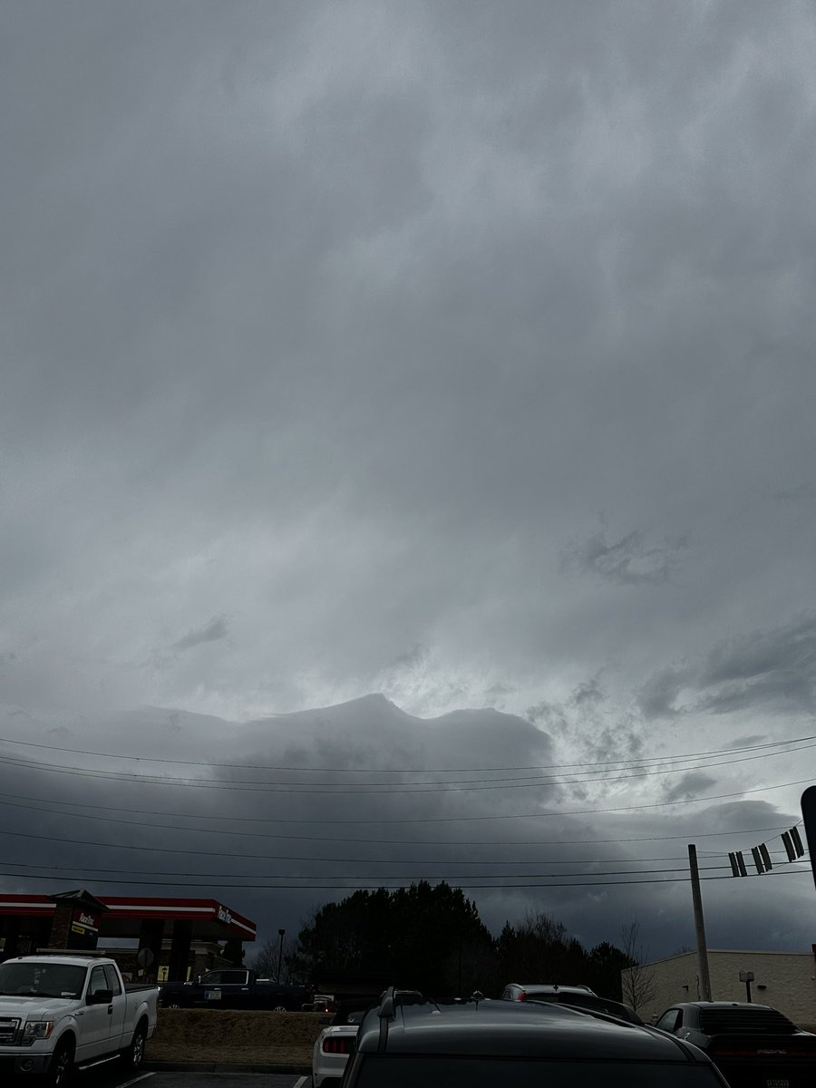 banana_wx's tweet image. It’s so… smooth out there… why does it look like a moving mountain??

#GaWxCond #gawx