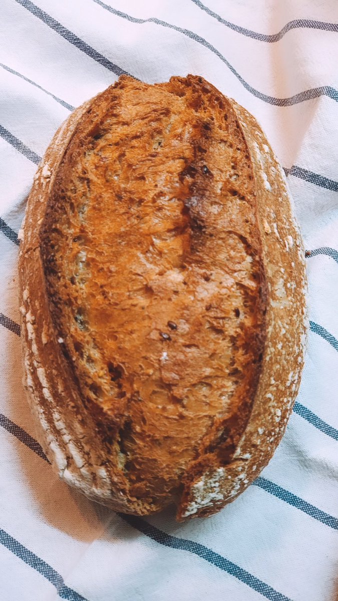 gramuag21's tweet image. Hoy he comprado dos panes de los de verdad, hechos a conciencia. Son de artBo, he pasado un rato muy agradable con la chica que me ha ido explicando los diferentes panes, harinas y su proceso.
#pandeverdad