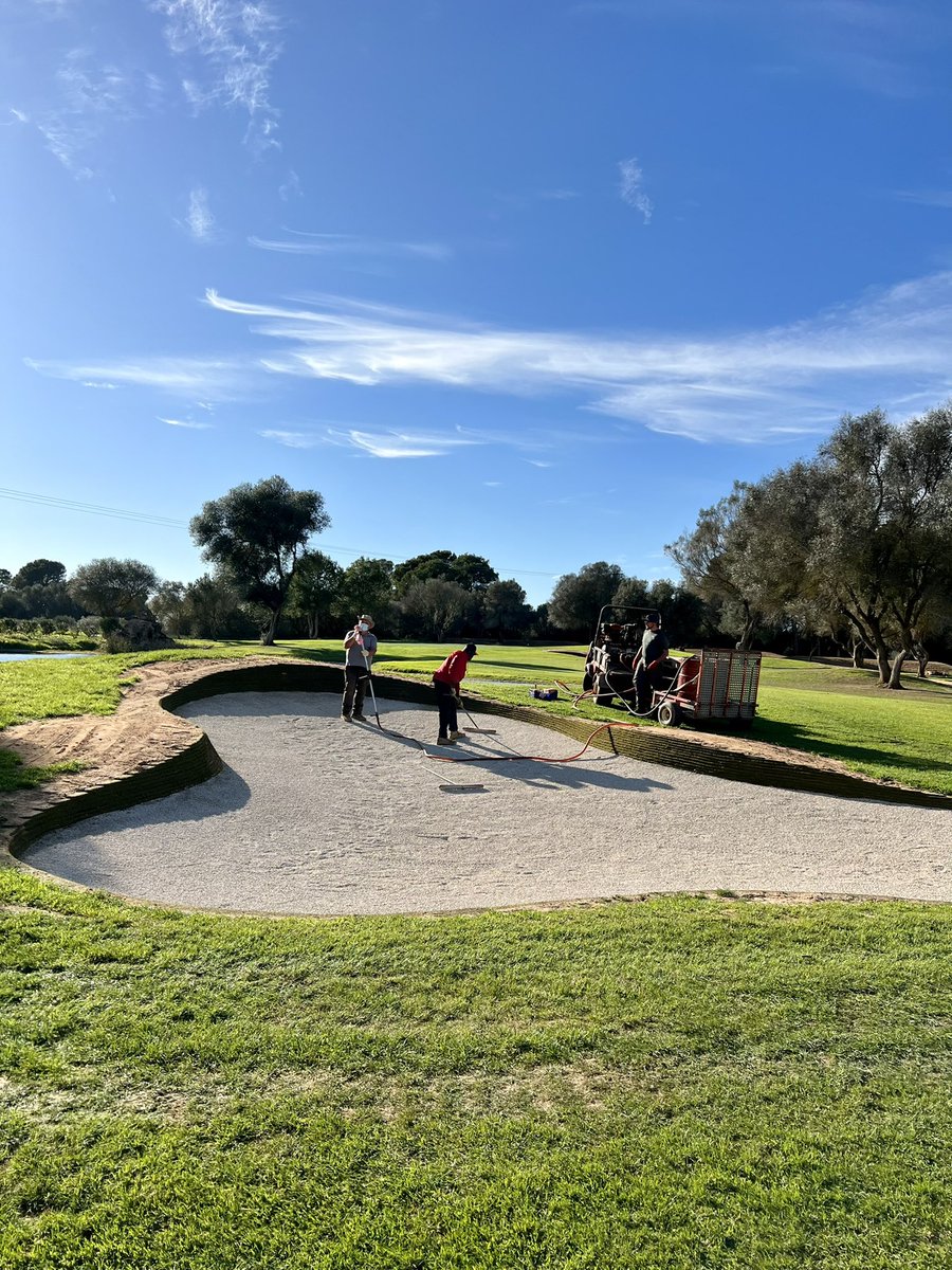 Iniciando Instalación @betterbillybunker en <a href="/golfsonantem/">Golf Son Antem</a> sellado total con taludes <a href="/durabunker/">DuraBunker Ltd</a> #golf #mallorca #greennaturcespeddeportivo @krausegolfdesign