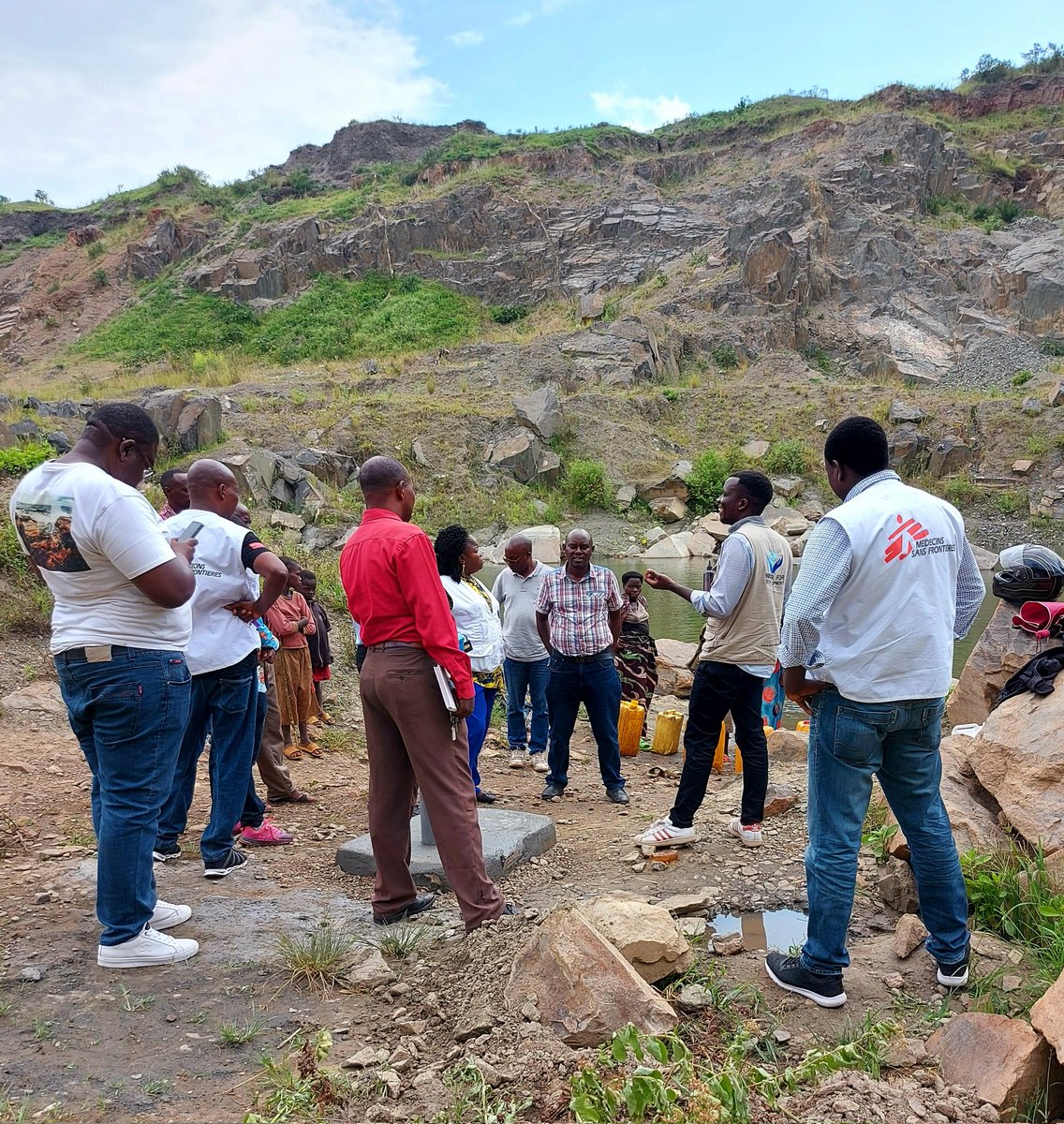 Water4Dev's tweet photo. La réunion a été suivie d’une descente de terrains des intervenants dans certaines localités touchées pour s'enquérir des conditions d'accès à l'eau et assainissement. 

#Water4Dev #SDG6 #SDG3 https://t.co/19ojnVw88f