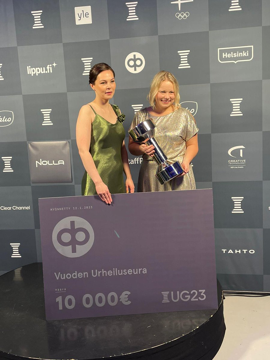 IlvesJuniorit's tweet photo. Ensimmäisiä tunnelmia @urheilugaala Vuoden urheiluseura -tittelin ja @OP_Ryhma 10 000 euron stipendin voiton jälkeen 🤩👏
Onnittelut myös kaikille muille illan voittajille! 💛💚❤️
#keltavihreä #ilves #ilvesry #tampere #urheilugaala #UG23 https://t.co/SPfOxGz9jd