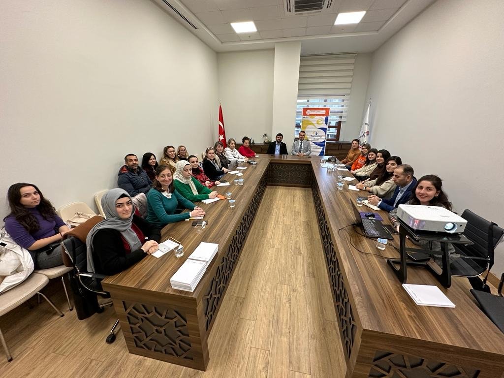 eTwinning_ist's tweet photo. Çatalca İlçe Milli Eğitim Müdürü Sayın Tayfun ÖZYOLCU'nun katılımıyla,İl Koordinatörümüz Serdar TUNA'nın sunumlarıyla Çatalca İlçesi öğretmenlerine yönelik ESEP eğitimi gerçekleştirildi. Katılım sağlayan öğretmenlerimize teşekkür ederiz.@tretwinning @ErsahinMustafa @TayfunOzyolcu https://t.co/QXMoaPfwQr