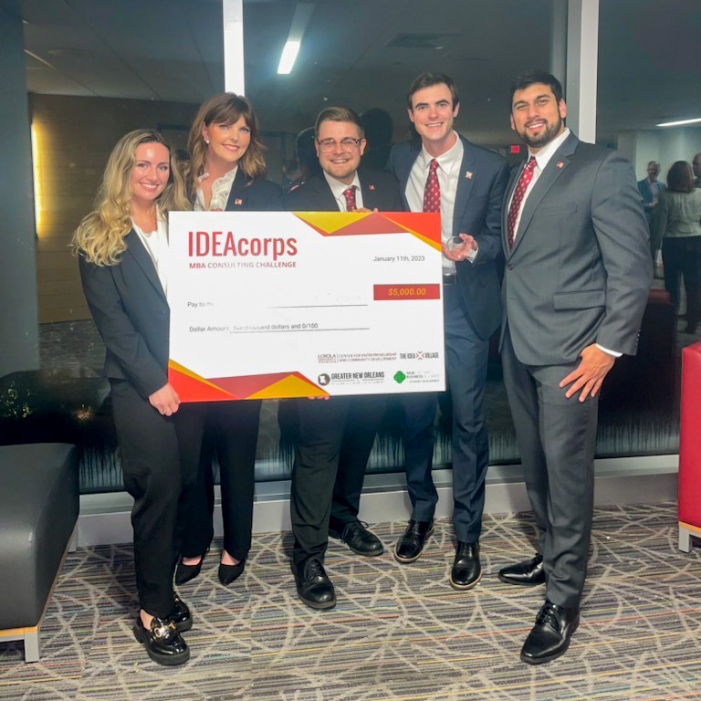 New year, new win for our MBA Case Team! Please join us in congratulating these 5 MBAs for winning 🏆 at the IDEAcorps Consulting Challenge hosted by Loyola University of New Orleans!

#BamaMeansBusiness #MandersonMatters