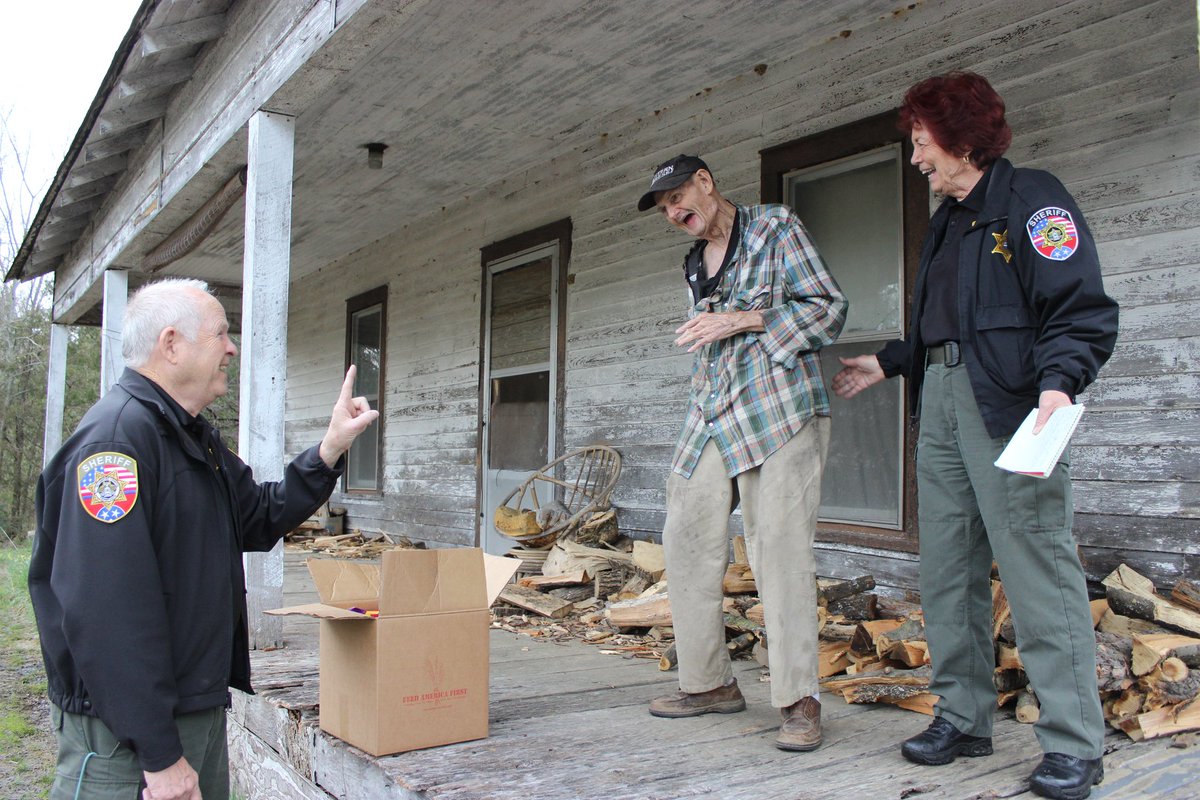 Hi, Twitter! We've been gone for a while but are excited to be back and share what's new in our hunger relief efforts!
Photo: During the the pandemic, we teamed up with our local sheriff's dept. who hand-delivered food to vulnerable elderly and shut-ins
#hungerrelief #foodbank
